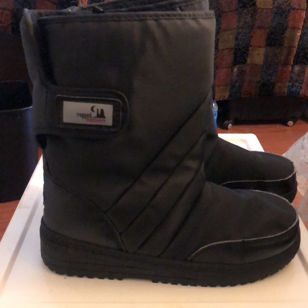 Snow boots. @Mm’sRoomSmWhtDrwr - Picture 2 of 8